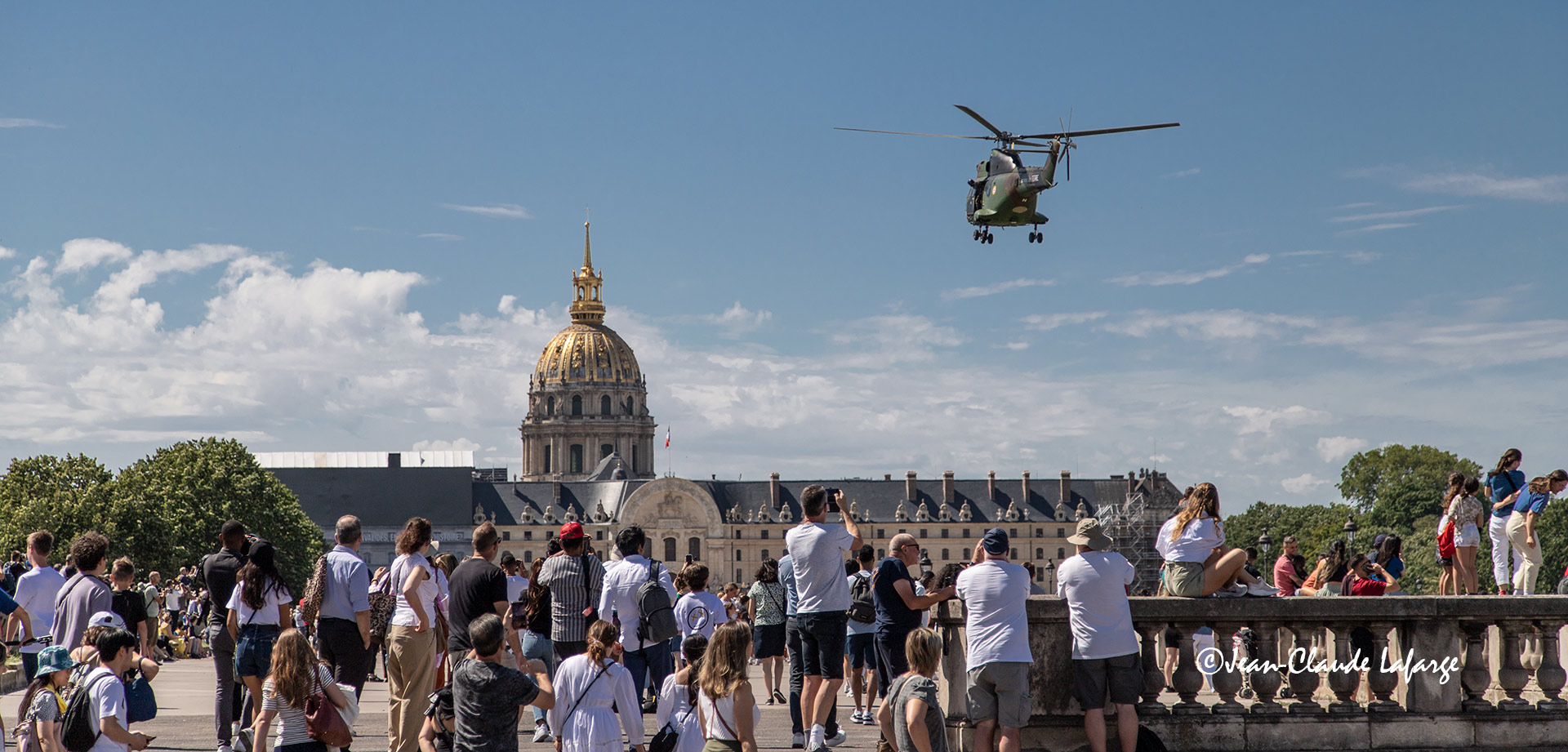 L'Hélicoptère va rejoindre ses confrères pour l'exposition de l'après-midi sur l'Esplanade des Invalides à Paris .